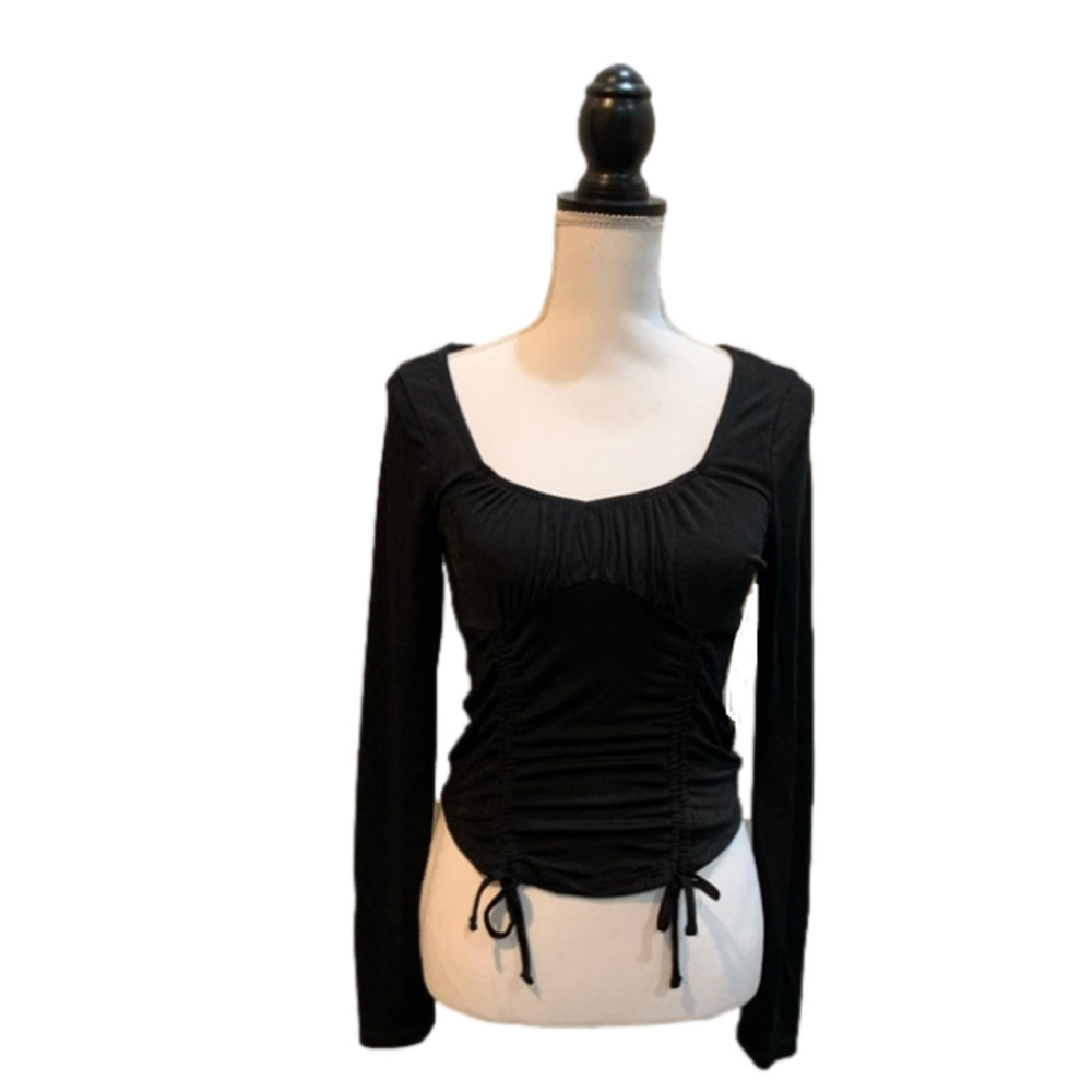 🌏nwt-  Juniors top with long sleeves and front gathers